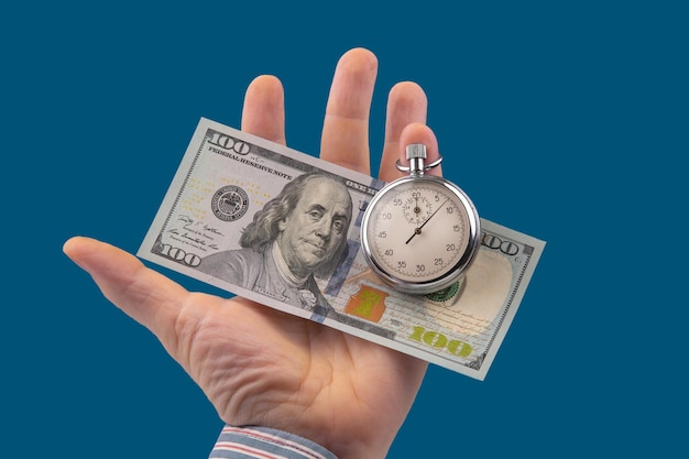 Mechaniczny stoper i dolary w dłoni człowieka Dokładność w niepełnym wymiarze godzin na czas biznesu i finansów