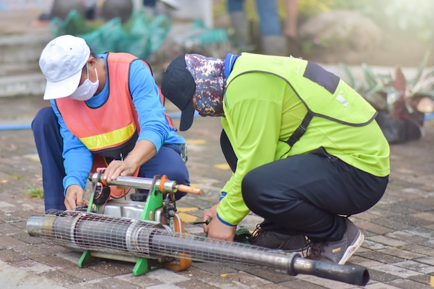 Mechanik naprawia maszynę opryskującą komary w celu przygotowania do sprayu na komaryxA