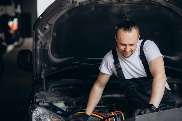 Mechanik podłącza system klimatyzacji