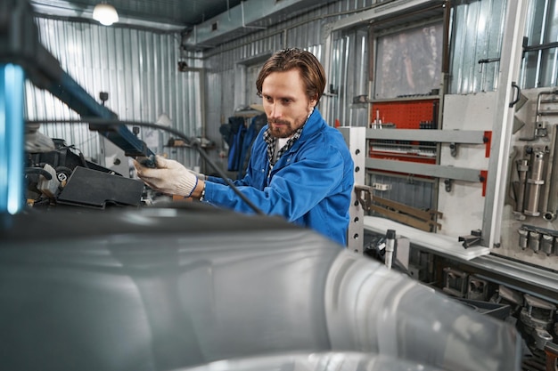 Mechanik posiadający specjalne narzędzie do naprawy samochodów