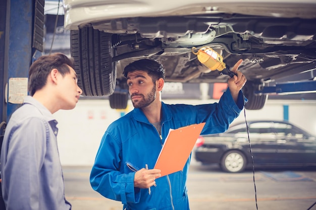 Zdjęcie mechanik pracujący w garażu