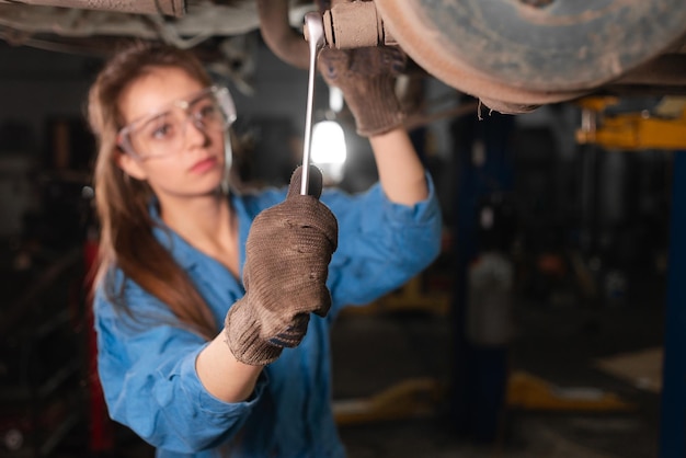 Mechanik pracuje pod maską przy remontowym garażem