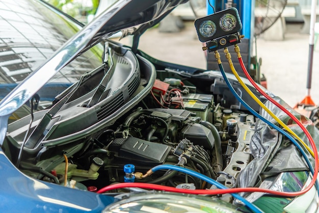 Mechanik Samochodowy Lub Serwisant Napełniający Klimatyzację I Sprawdzający Sprężarkę Powietrza