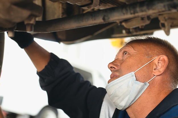 Mechanik Samochodowy Naprawia Samochód Uważny Mechanik Samochodowy Wykonuje Robotę