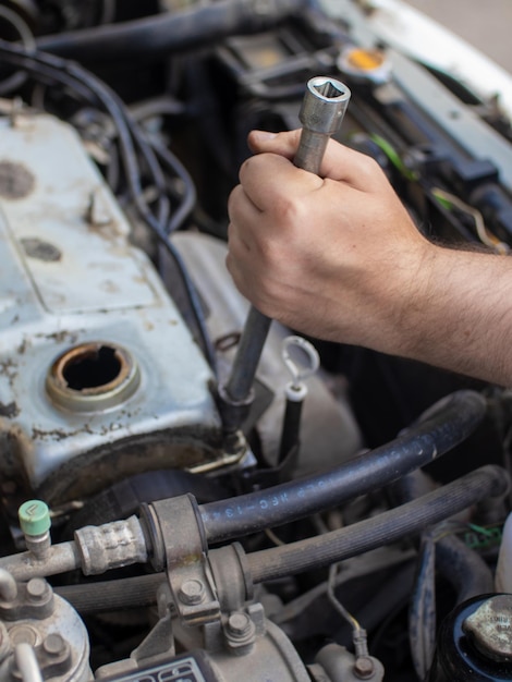 Mechanik samochodowy naprawia silnik w garażu