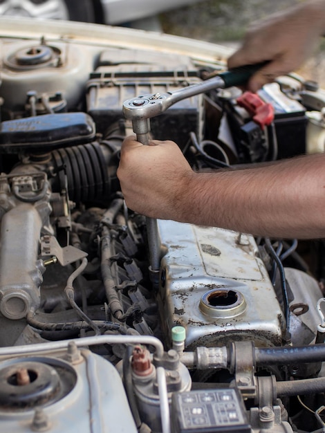 Mechanik samochodowy naprawia silnik w garażu