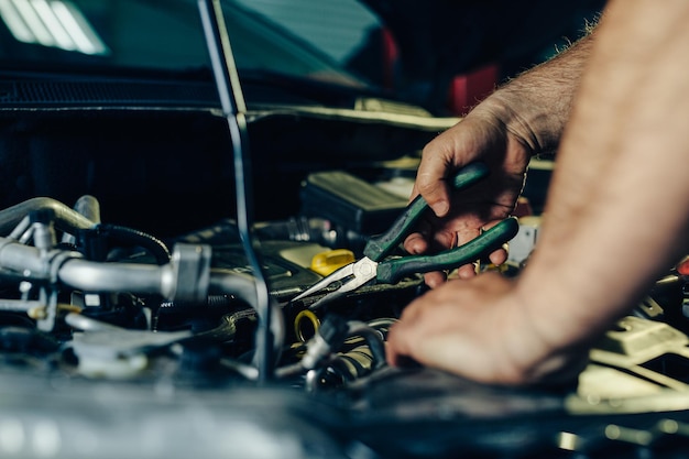 Mechanik Samochodowy Pracujący Na Silniku Samochodowym W Warsztacie Mechanicznym