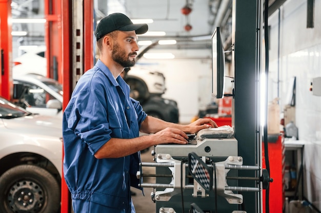 Zdjęcie mechanik samochodowy pracujący w garażu usługa naprawy