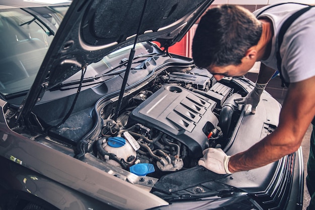 Mechanik samochodowy pracujący w garażu