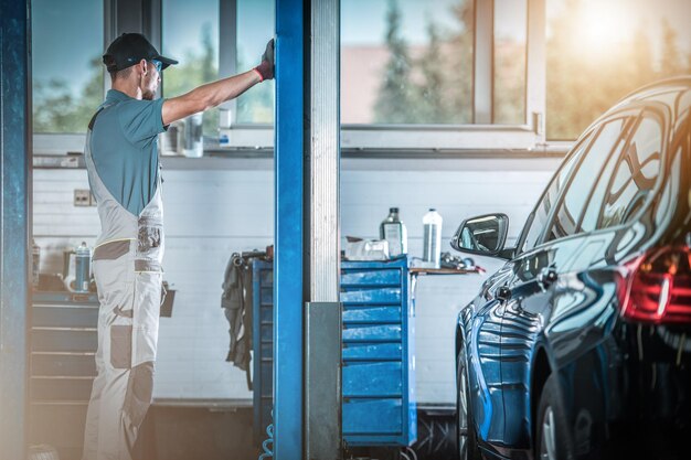 Mechanik Samochodowy Przy Stacji Naprawy Podnośników Samochodowych