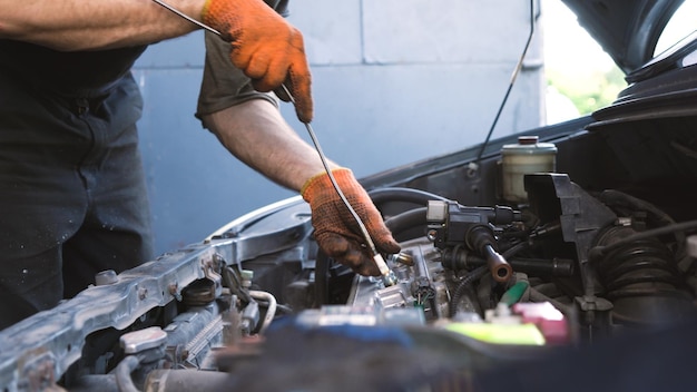 Mechanik samochodowy zmieniający filtr powietrza w samochodzie