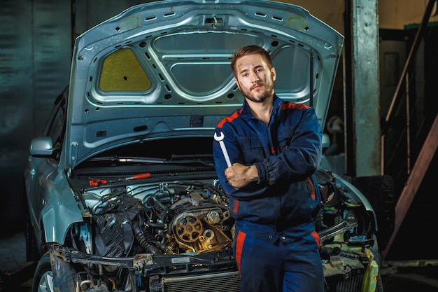 Mechanik Stojący W Pobliżu Samochodu Z Otwartą Maską