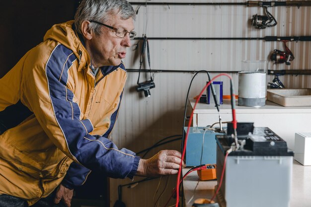 Mechanik wykonujący serwis na akumulatorze samochodu elektrycznego