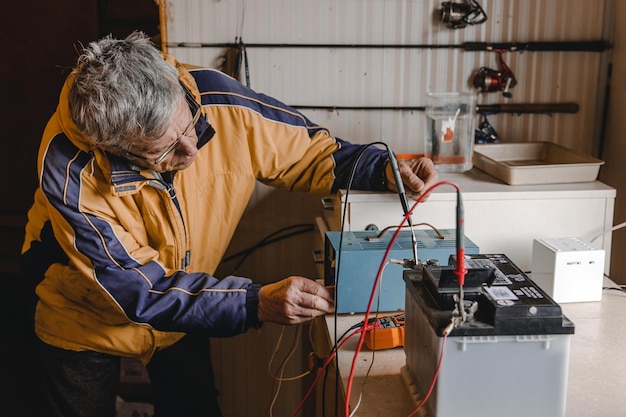 Mechanik wykonujący serwis na akumulatorze samochodu elektrycznego