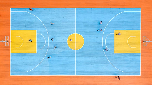 Mecz koszykówki na zawodach koszykówki wśród drużyn kobiecych widok z góry Widok z góry z lotu ptaka