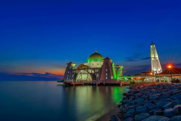 Meczet cieśniny Malakka ( Masjid Selat Melaka), jest to meczet położony na sztucznej wyspie Malakka w pobliżu miasta Malakka w Malezji