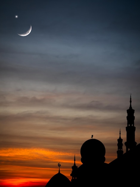 Meczet Dome Ramadan Grand Zeae z abstrakcyjną gwiazdą półksiężyca o zachodzie słońca