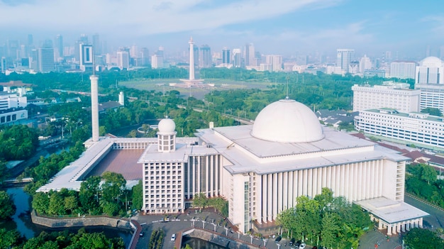 Meczet Istiqlal z minaretem pod niebieskim niebem