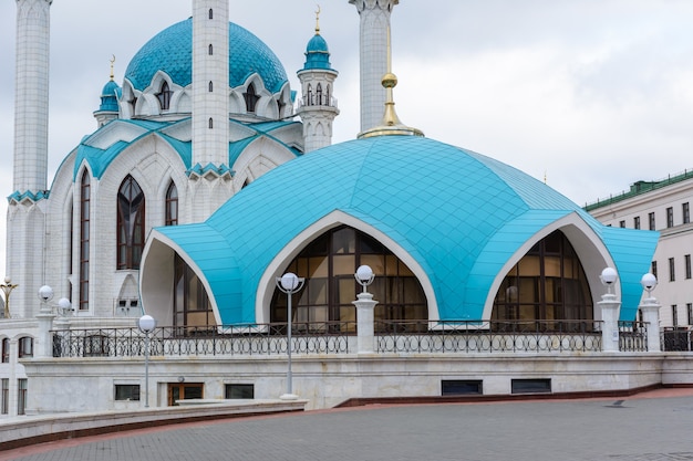 Meczet Kol Szarif znajduje się na Kremlu Kazańskim, Tatarstan, Rosja. Jeden z największych meczetów w Rosji. Meczet pełni funkcję muzeum. Widok z budynku Maneża w pochmurny dzień.