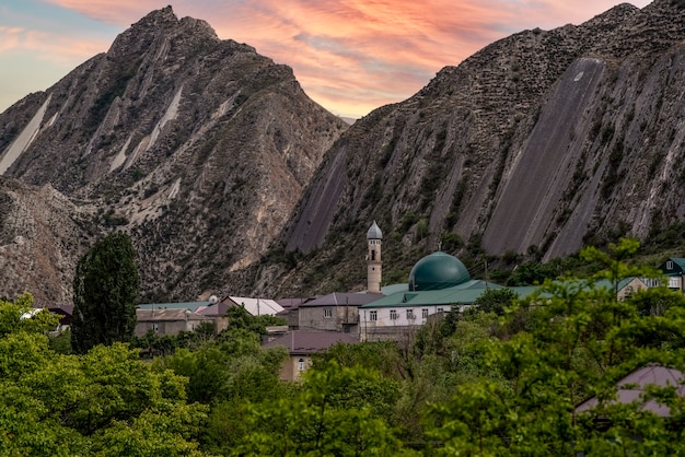 Meczet na tle skał i bardzo piękny zachód słońca Wieś Kikuni Dagestan Rosja