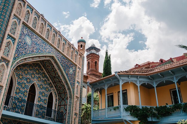 Meczet Narikala Jumah słynne kolorowe balkony w starej zabytkowej dzielnicy Abanotubani Zewnętrzna część publicznej łaźni siarkowej w Tbilisi Gruzja wspaniały przykład islamskiego stylu architektonicznego