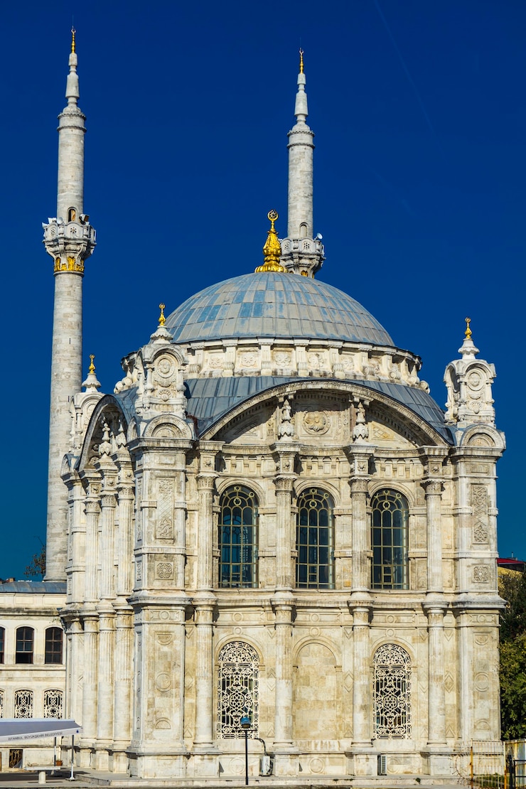 Zdjęcie meczet ortakoy na bosforze w stambule w turcji. ten meczet architektury odrodzenia barokowego