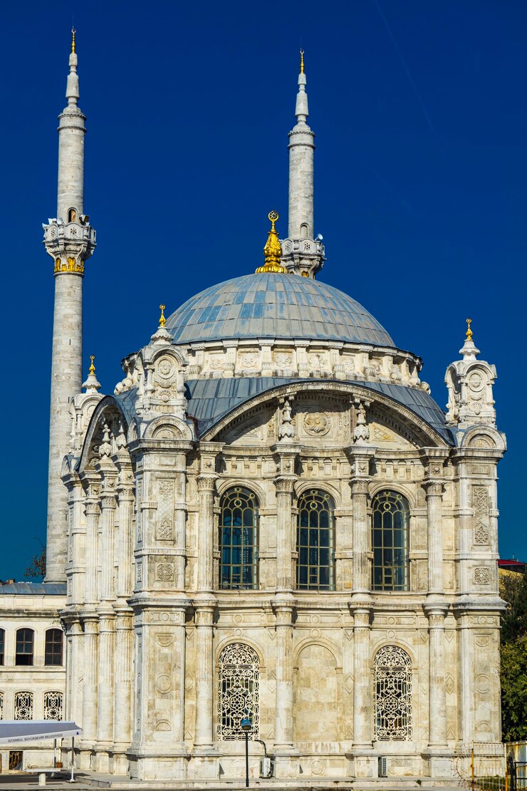 Zdjęcie meczet ortakoy na bosforze w stambule w turcji. ten meczet architektury odrodzenia barokowego
