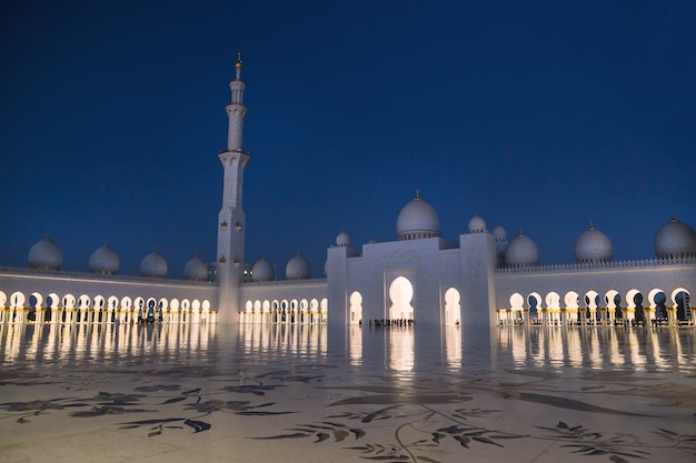 Meczet Szejka Zayeda oświetlony w nocy.