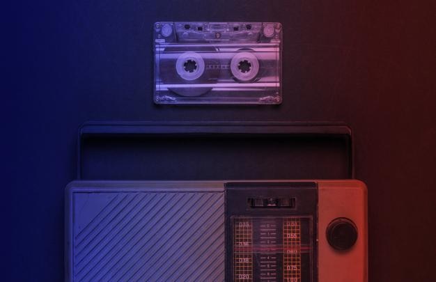 Media retro Odbiornik radiowy kaseta audio w świetle neonowym Widok z góry
