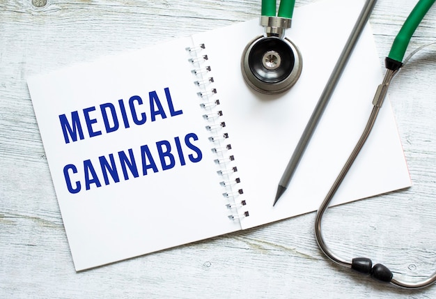 MEDICAL CANNABIS jest zapisana w zeszycie na jasnym drewnianym stole