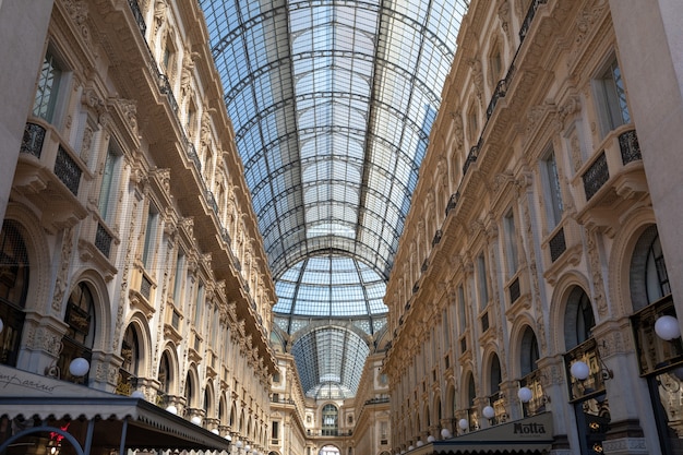 Mediolan, Włochy - 27 czerwca 2018 r.: Panoramiczny widok wnętrza Galleria Vittorio Emanuele II. Jest to najstarsze aktywne centrum handlowe we Włoszech i główny punkt orientacyjny Mediolanu na Piazza del Duomo (Plac Katedralny)