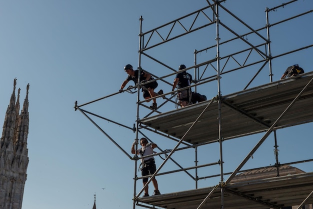 Mediolan Włochy Czerwiec 2022 Pracownicy, którzy montują konstrukcję sceniczną na pokaz na piazza Duomo w Mediolanie