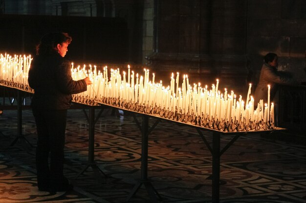 Mediolan, Włochy/Europa - 23 lutego: Płonące świece w katedrze Duomo w Mediolanie Włochy 23 lutego 2008 r. Dwie niezidentyfikowane osoby