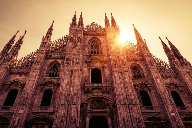 Mediolańska katedra Duomo di Milano w świetle słonecznym w Mediolanie Włochy