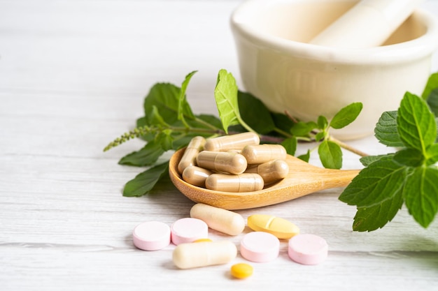 Medycyna alternatywna ziołowy organiczny lek w kapsułkach z naturalnymi suplementami z liści ziół dla zdrowego dobrego życia