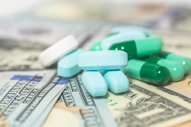 Medycyna kapsułka pigułka i dolar razem pomysły koncepcji ubezpieczenia zdrowotnego opieki zdrowotnej