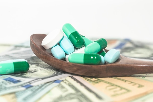 Medycyna kapsułka pigułka i dolar razem pomysły koncepcji ubezpieczenia zdrowotnego opieki zdrowotnej