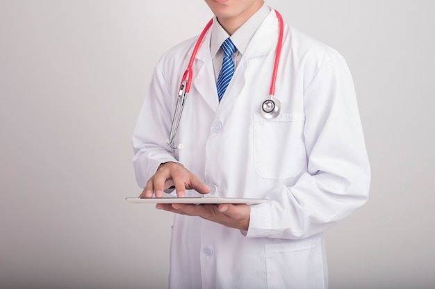 Medycyna lekarz ręka trzyma stetoskop i praca z nowoczesnym medical ikony