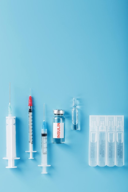 Medycyna w ampułkach z igłami insulinowymi i strzykawkami do medycznego wstrzyknięcia podskórnego