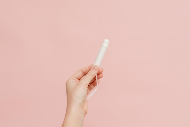 Zdjęcie medyczny kobiecy tampon w dłoni cotton swab menstruacja