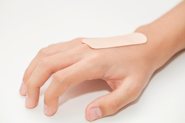 Medyczny plaster samoprzylepny przykleja się na dłoń dziecka, zginając selektywne skupienie