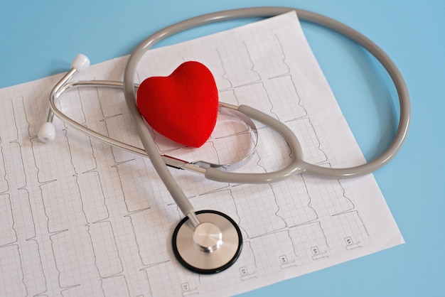 Medyczny stetoskop i czerwone serce leżące na inwalida
