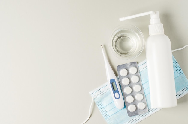 Medyczny termometr elektroniczny spray i tabletki do nosa Pojęcie diagnozy i leczenia kataru lub grypy lub bólu gardła