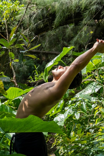 Medytacja jogi na zewnątrz Świecące siedem wszystkich czakr ćwiczy jogę meksyk gualdajara