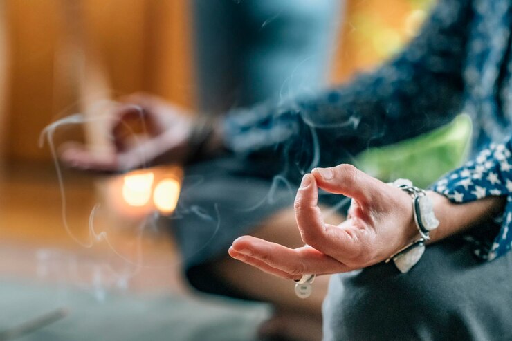 Medytacja w domu z kadzidełkami Palce w Gyan Mudra Symbol Mądrości