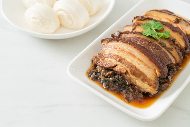 Mei Cai Kou Rou lub Steam Belly Pork Z Cubbage Musztardową Swatow