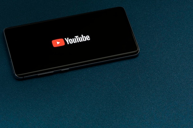 Meksyk CDMX 30 kwietnia 2022 YouTube na ekranie smartfona Platforma wideo YouTube na ekranie telefonu