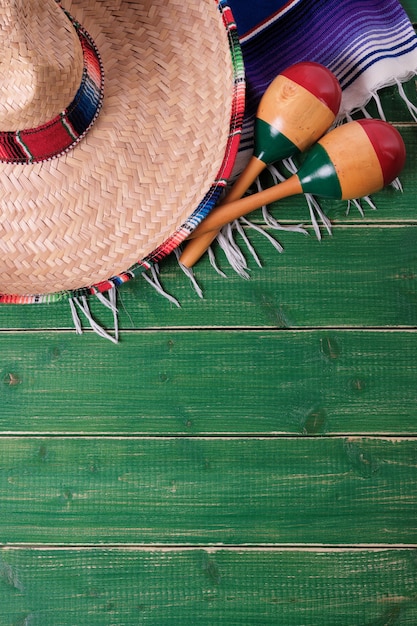 Zdjęcie meksyk cinco de mayo drewna tła sombrero serape koc mar