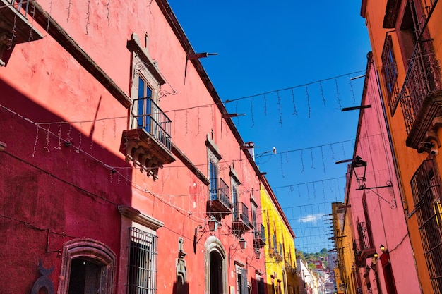 Meksyk Kolorowe budynki i ulice San Miguel de Allende w historycznym centrum miasta