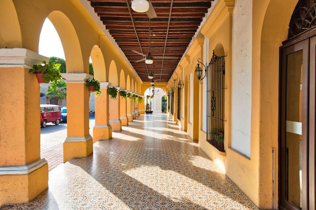 Meksyk Mazatlan Kolorowe uliczki starego miasta i kolonialna architektura w historycznym centrum miasta